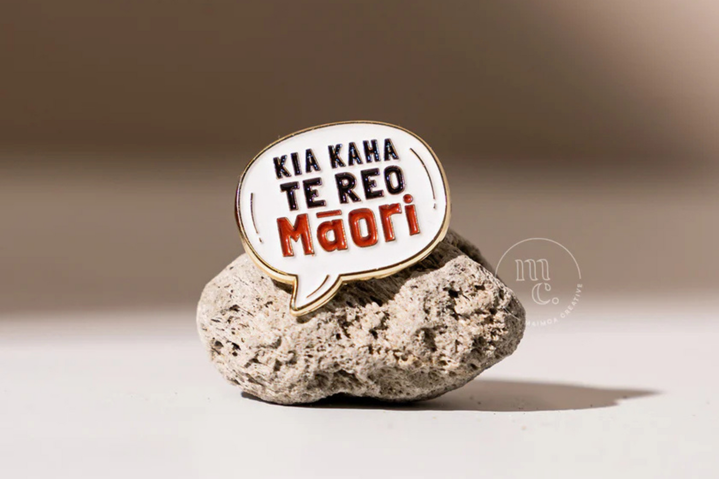 KIA KAHA ENAMEL PIN.